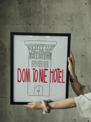 PLAKAT DOM TO NIE HOTEL – BESTSELLER