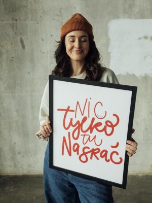 PLAKAT NIC TYLKO TU NASRAĆ – BESTSELLER